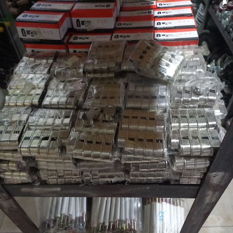 Bas treo thanh suốt tủ quần áo,rặng kèm vít(1 cái)