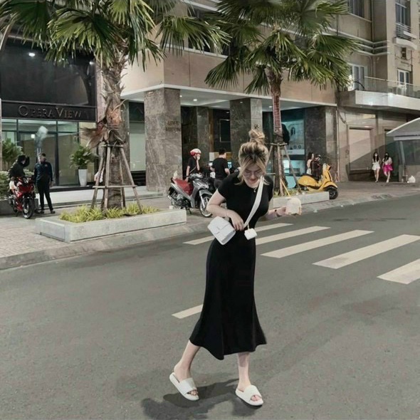 Đầm body cổ tròn tay ngắn dáng dài xòe xẻ tà chất thun gân mềm mịn