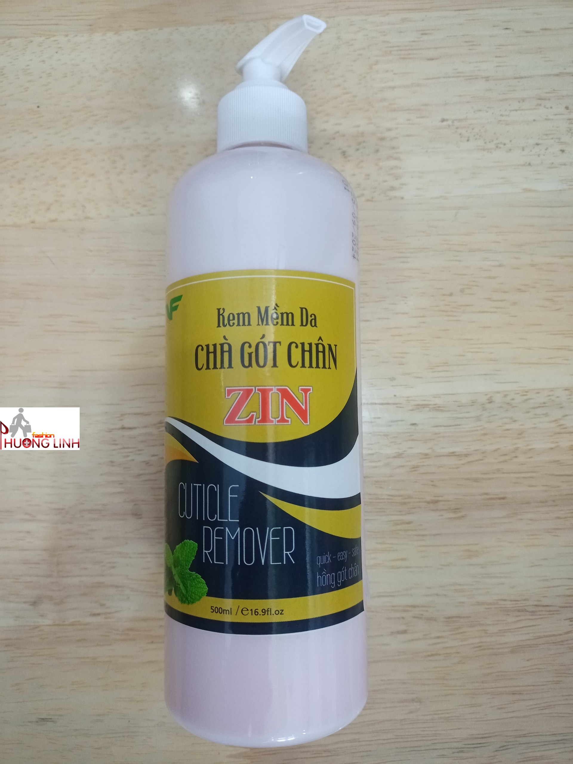 Mềm gót chân dạng chai có chứa thành phần dưỡng da thể tích 500ml