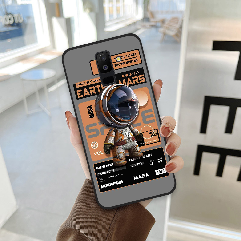 Ốp lưng Samsung Galaxy J8 phi hành gia astronaut 3D độc đáo