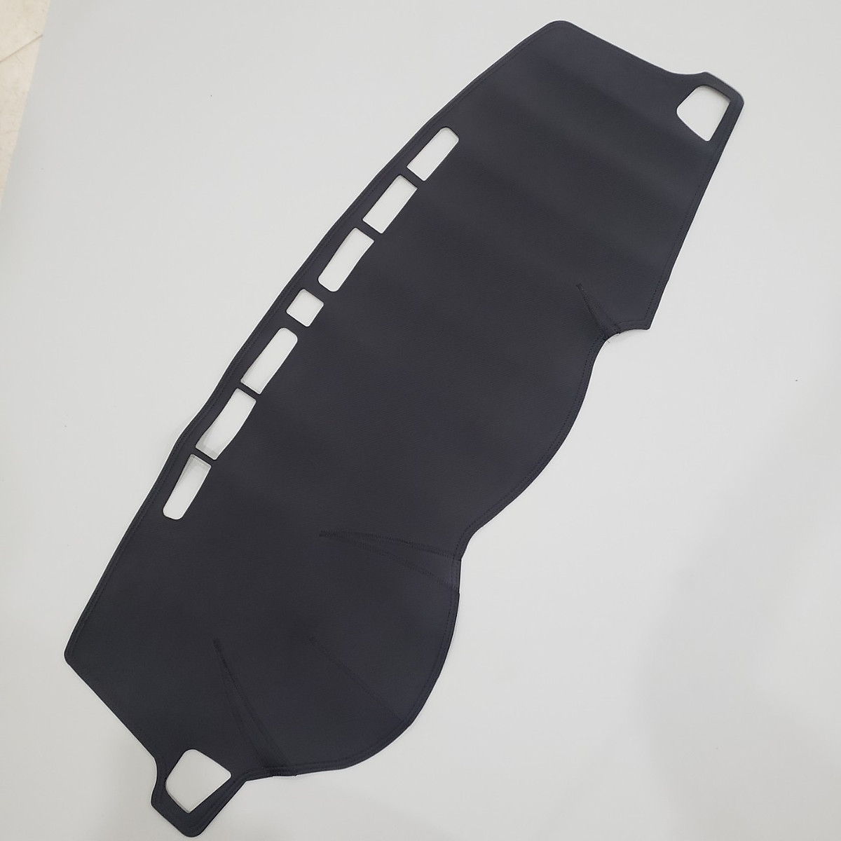 Thảm taplo da carbon xe Hyundai Grand i10 đời 2015 đến 2023 có chống trượt, thiết kế 3D vừa in form xe, giúp che nắng bảo vệ taplo, tạo thẩm mỹ cho xe của bạn