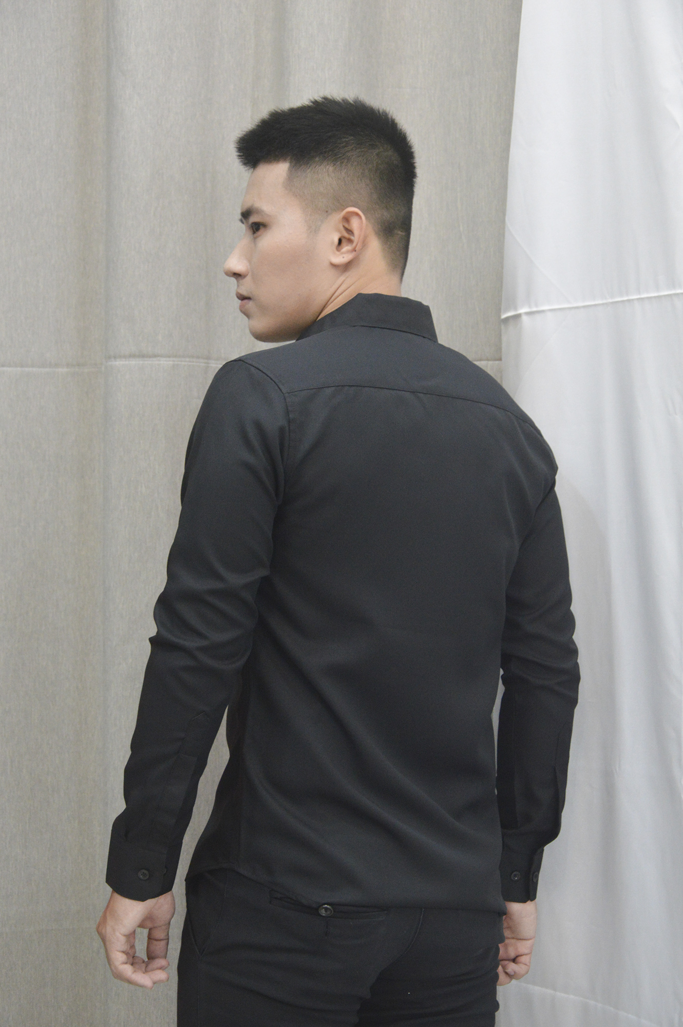 Áo sơ mi nam ôm body màu đen chất liệu cotton lụa