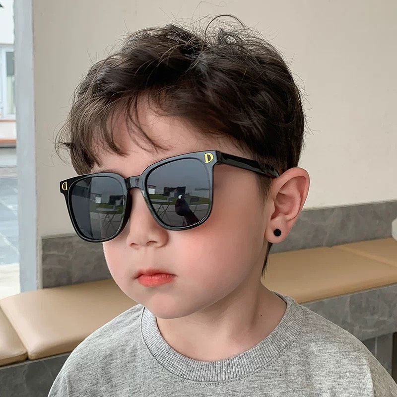 Kính mát cho bé trai bé gái siêu đẹp chữ D
