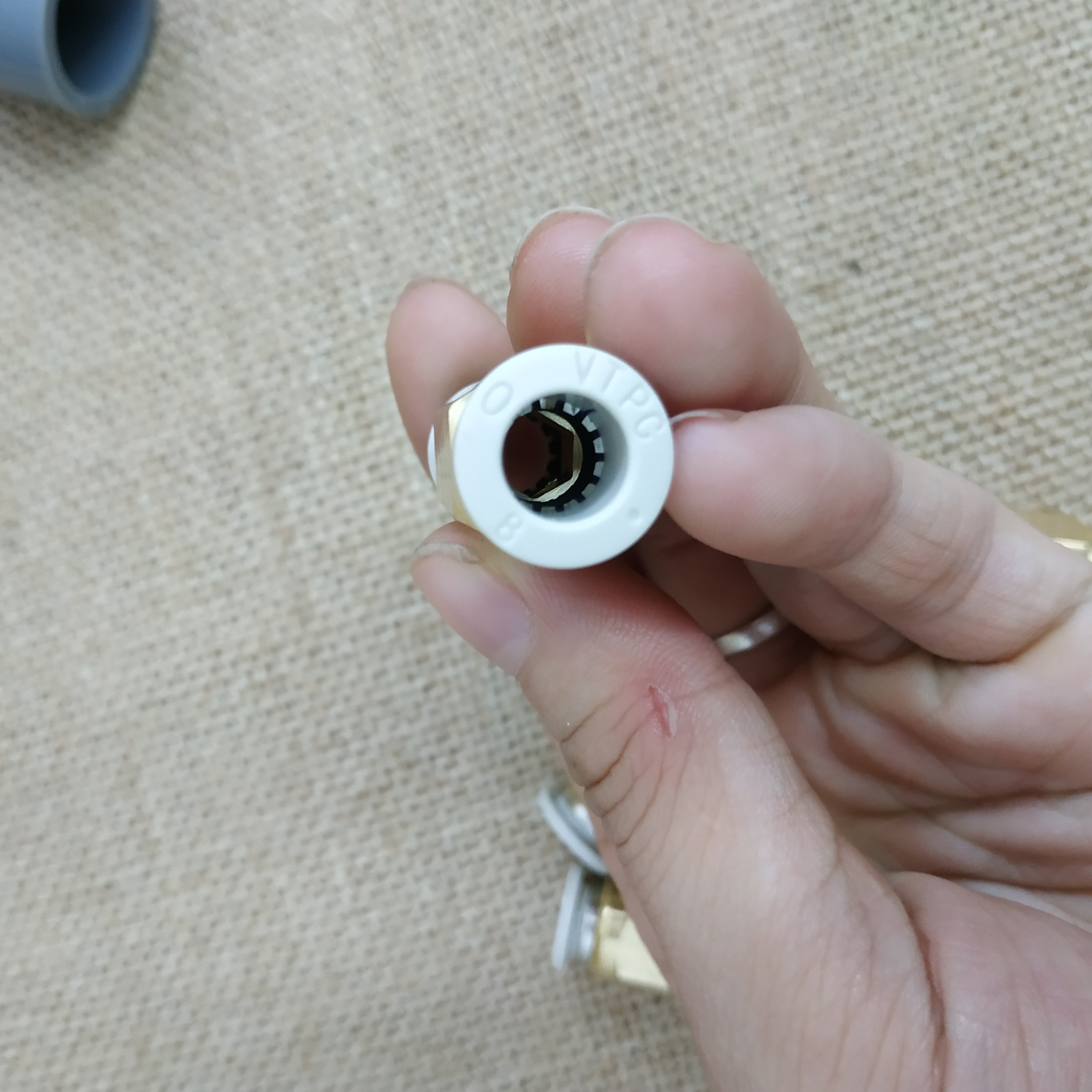Đế béc phun sương giữa nối ống 8mm