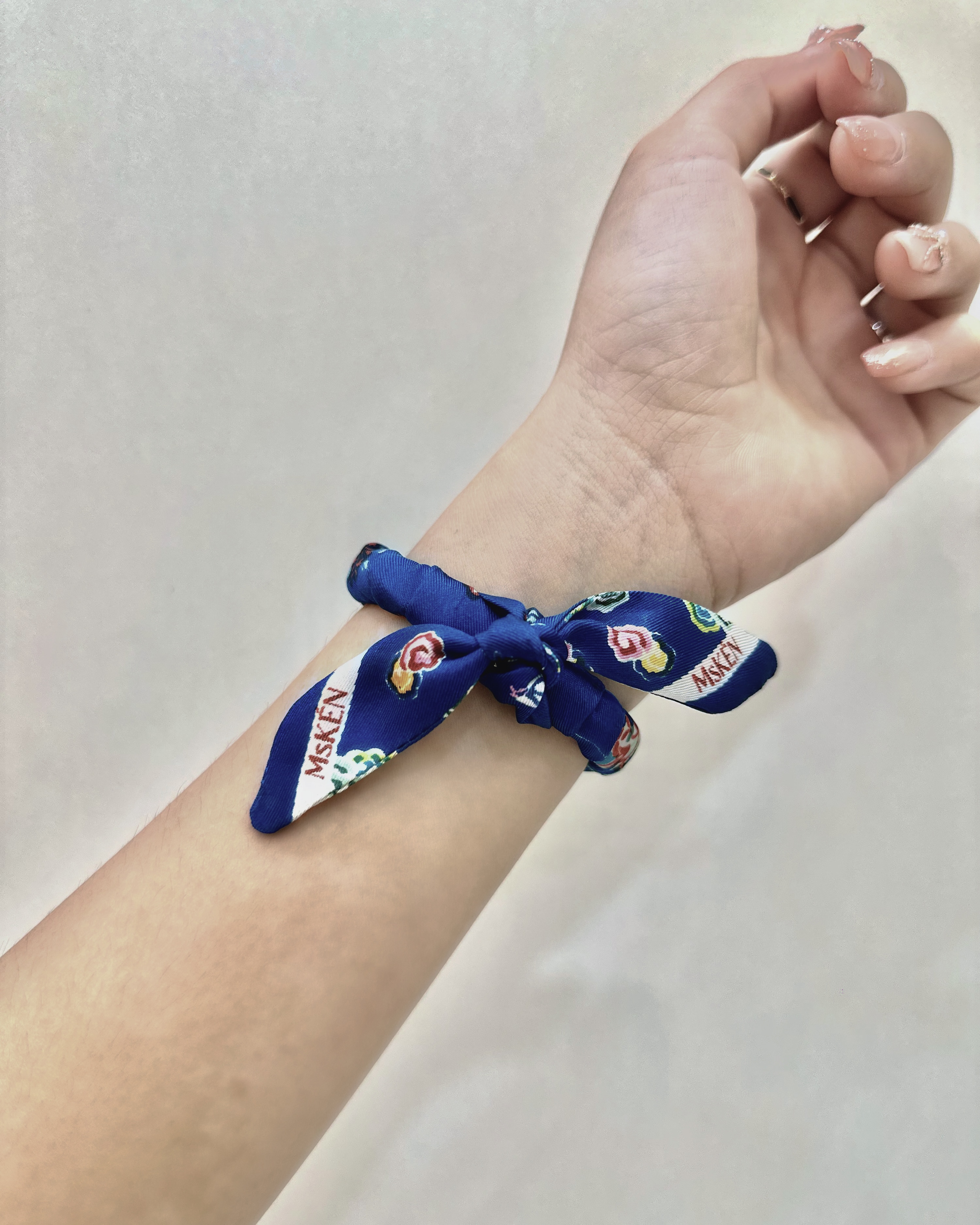 Khăn lụa tơ tằm Doll Twilly thiết kế Mây 02x53cm