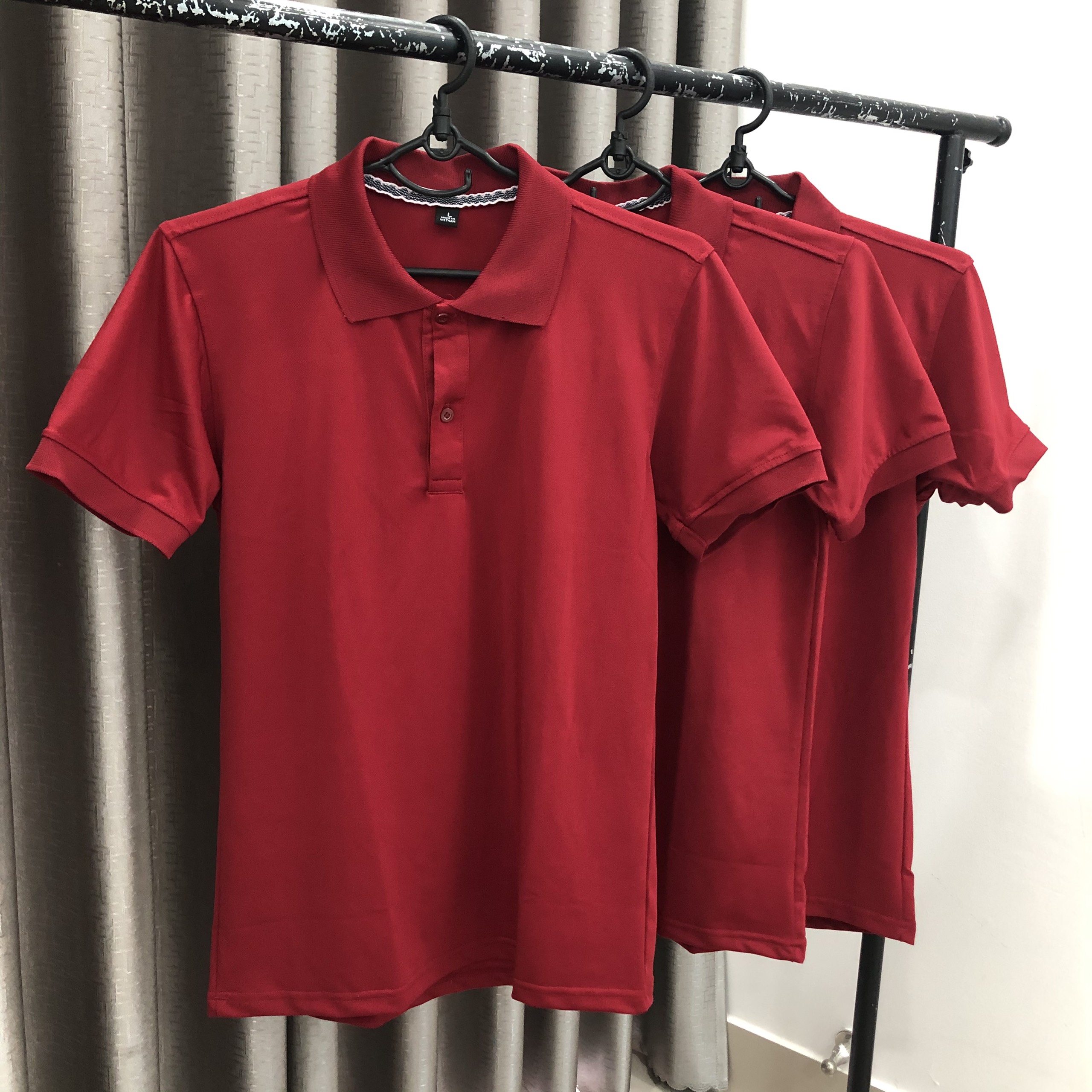 Áo Thun Nữ Có Cổ Cá Sấu 4 Chiều Màu Đỏ Đô Form Xuông Dùng Cho Cả Nam