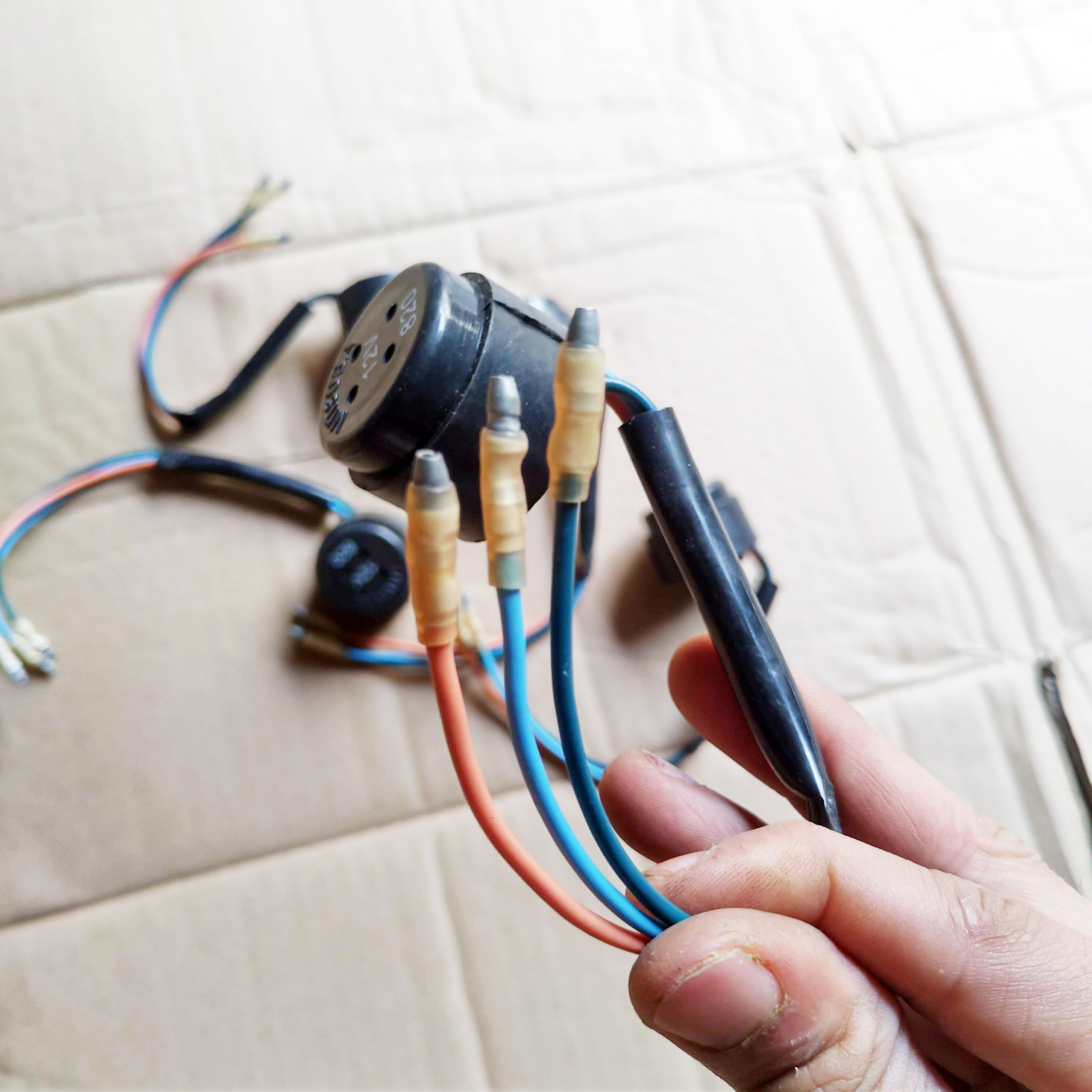cục chớp còi xi nhan xe máy