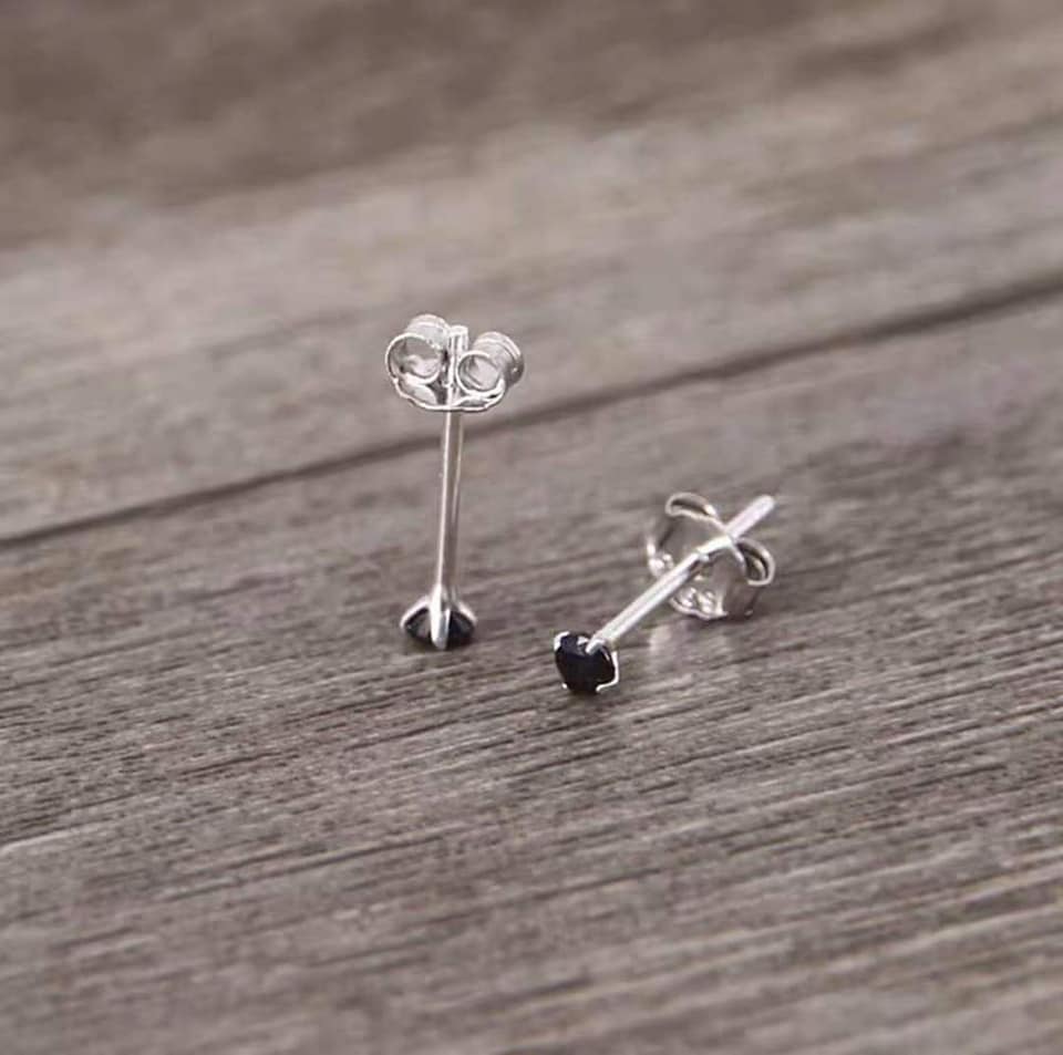 1 chiếc nụ tai bạc đá đen