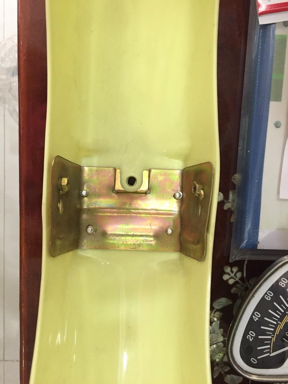 dè nhựa sau honda 67 có cóc (pát) gắn biển số đi kèm- màu vàng