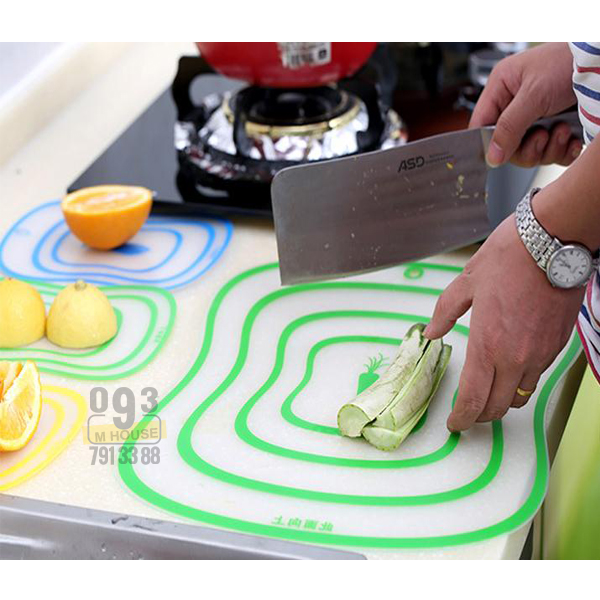 Flexible plastic cutting board.