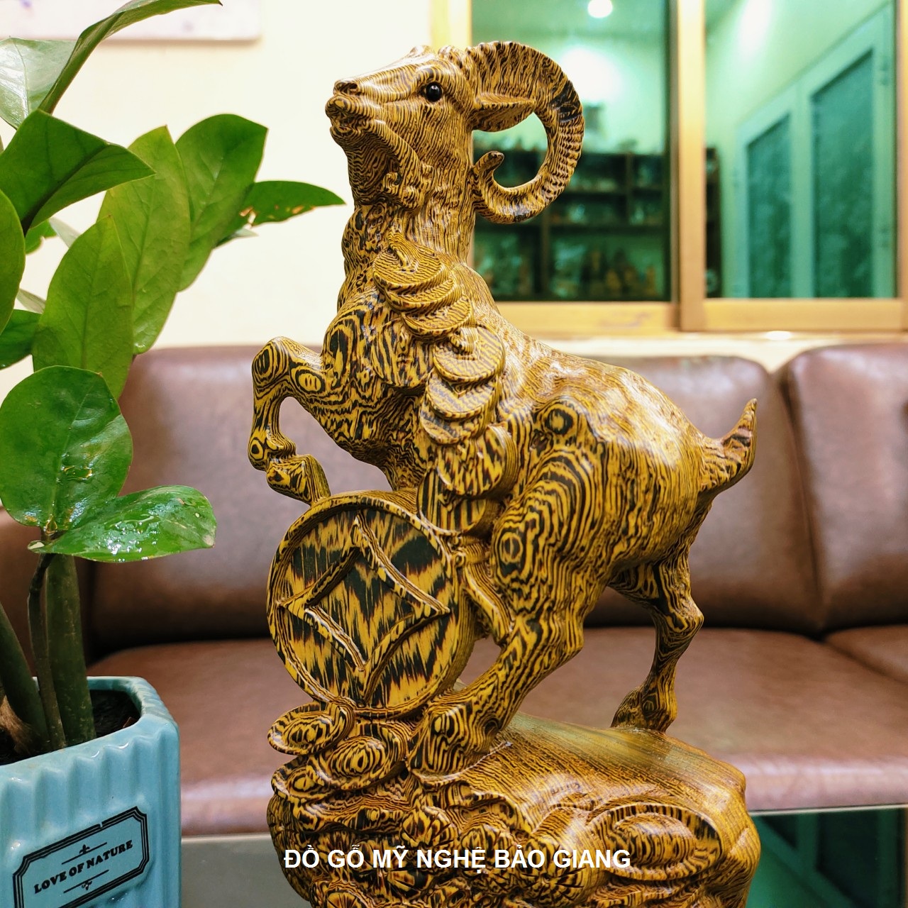 Tượng con dê gỗ mun đuôi công cao 20 cm