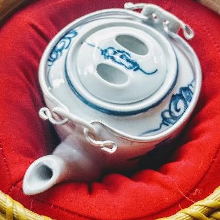 Ấm tích sứ 400 ml kèm giỏ ủ tre đan