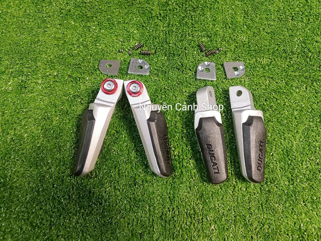 Gác chân DUCATI gắn xe máy Honda yamaha
