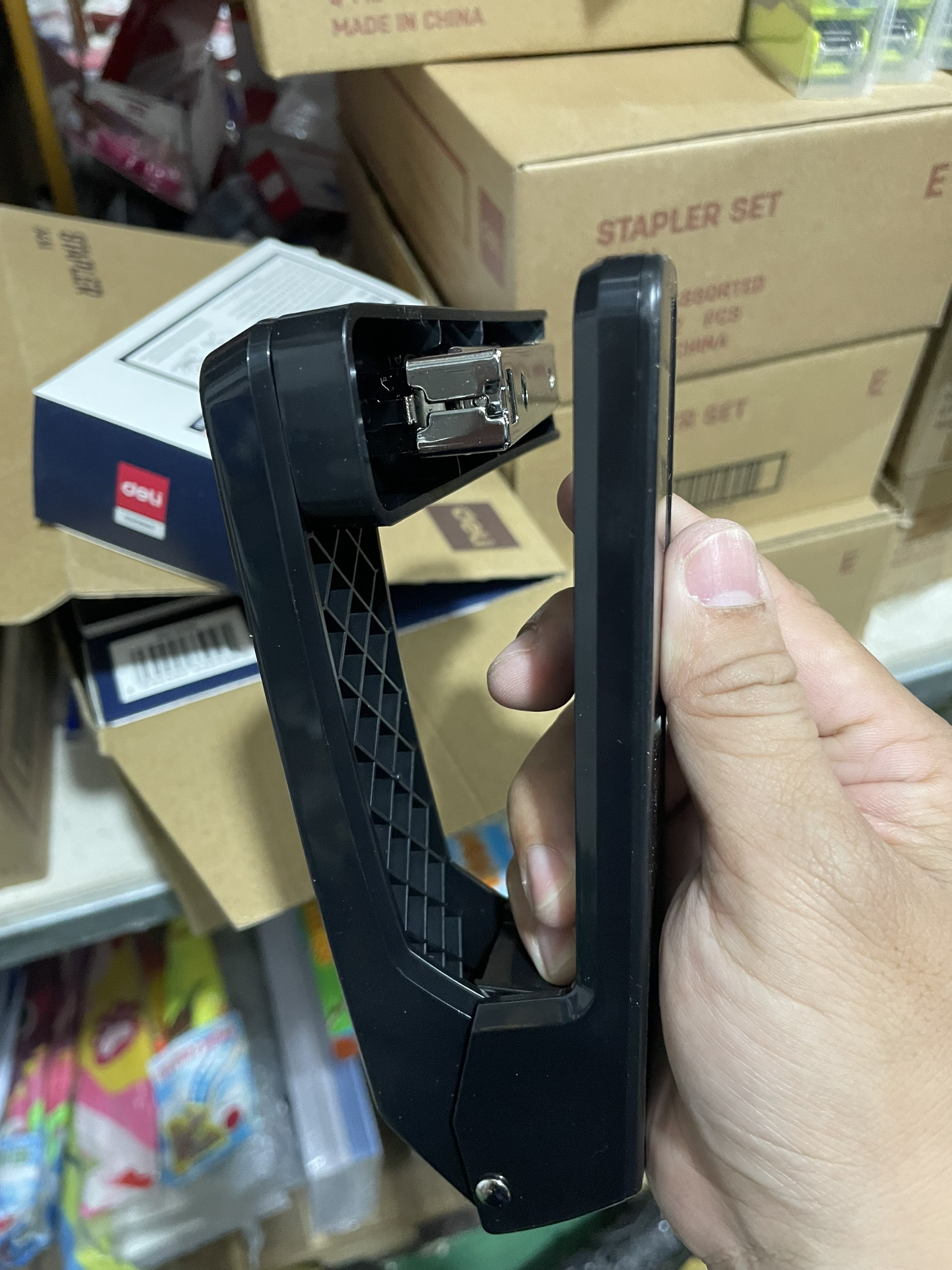 Dập ghim xoay 3 chiều 25 Tờ Deli E0434