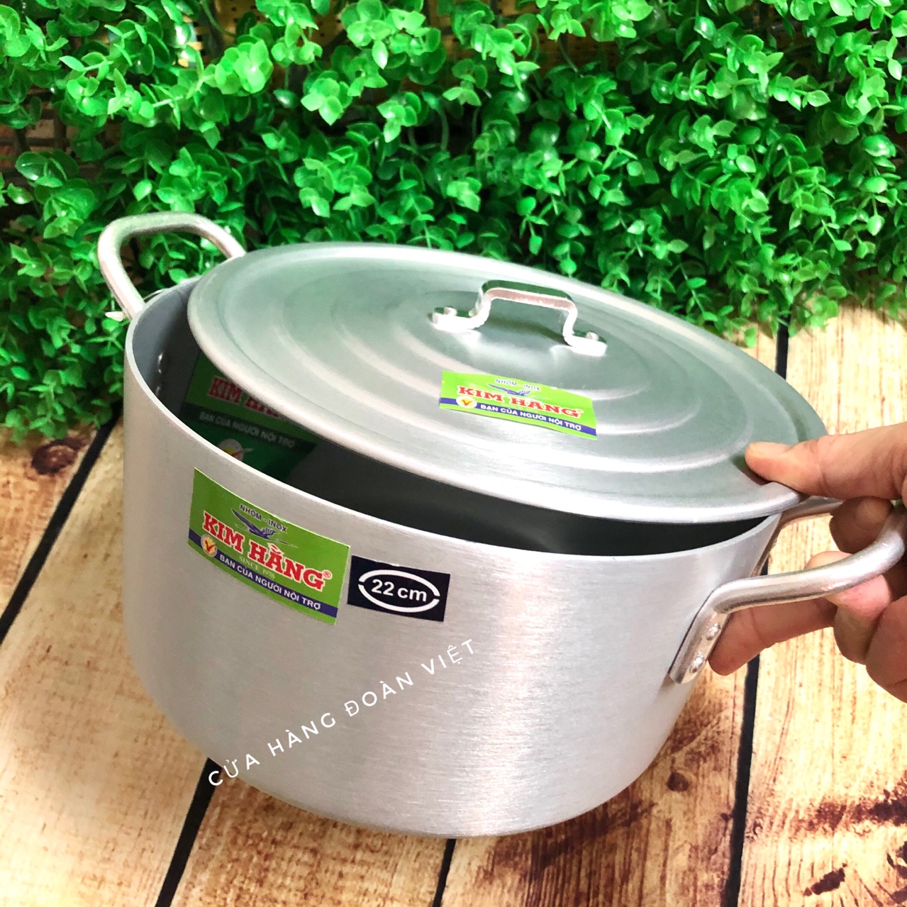 Nồi Nhôm Kim Hằng Cao Cấp       ● Chất liệu : Nhôm Cao Cấp ● Xuất xứ : Việt Nam ● Hãng sản xuất : Kim Hằng ● Nồi dùng không bị ố đen, hoen gỉ .... ● Nồi rất dày, tay cầm chắc chắn ● Kích thước sản phẩm theo size, tính theo đường kính miệng nồi.  Nồi Nhôm
