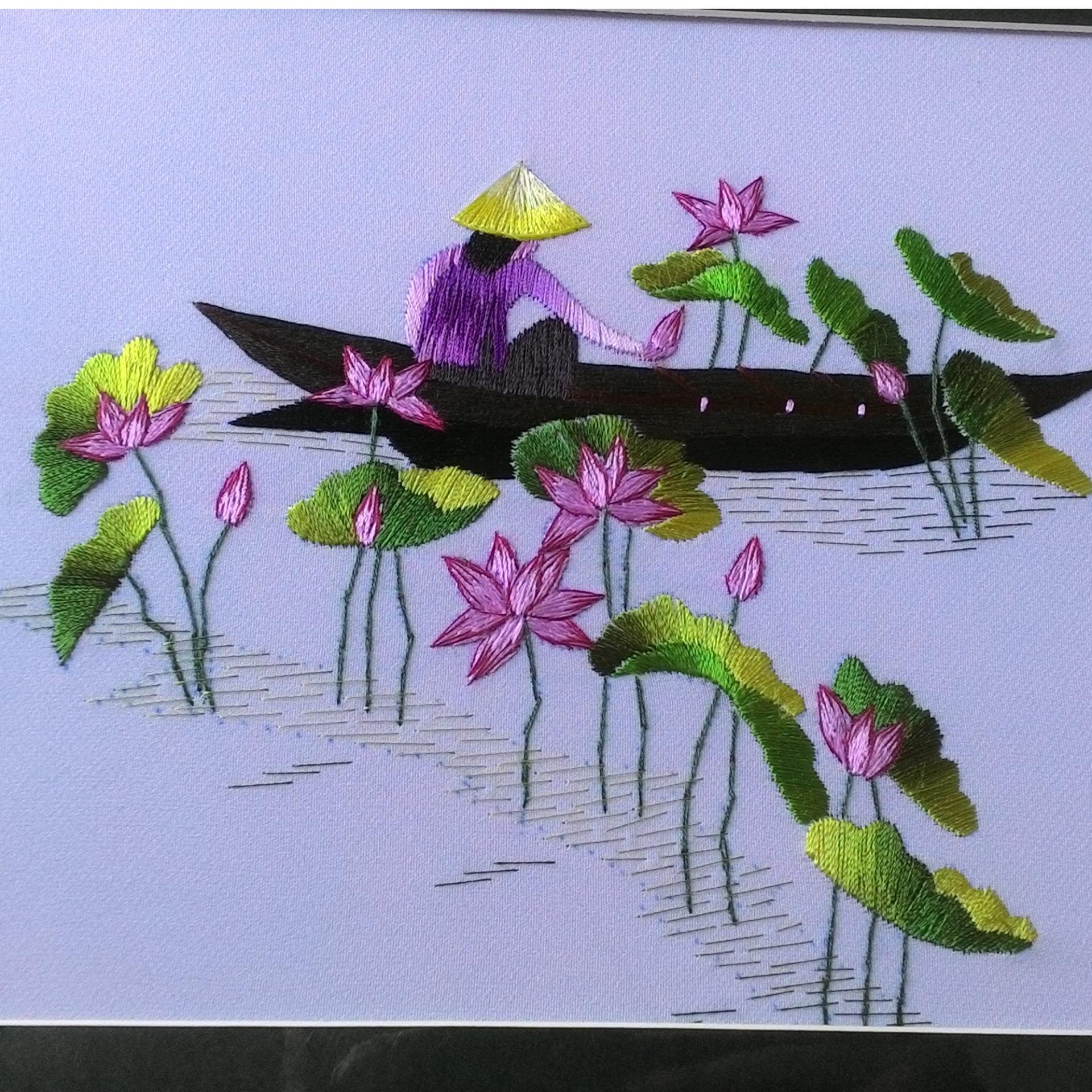 Tranh thêu tay Cô gái hái sen CGHS001