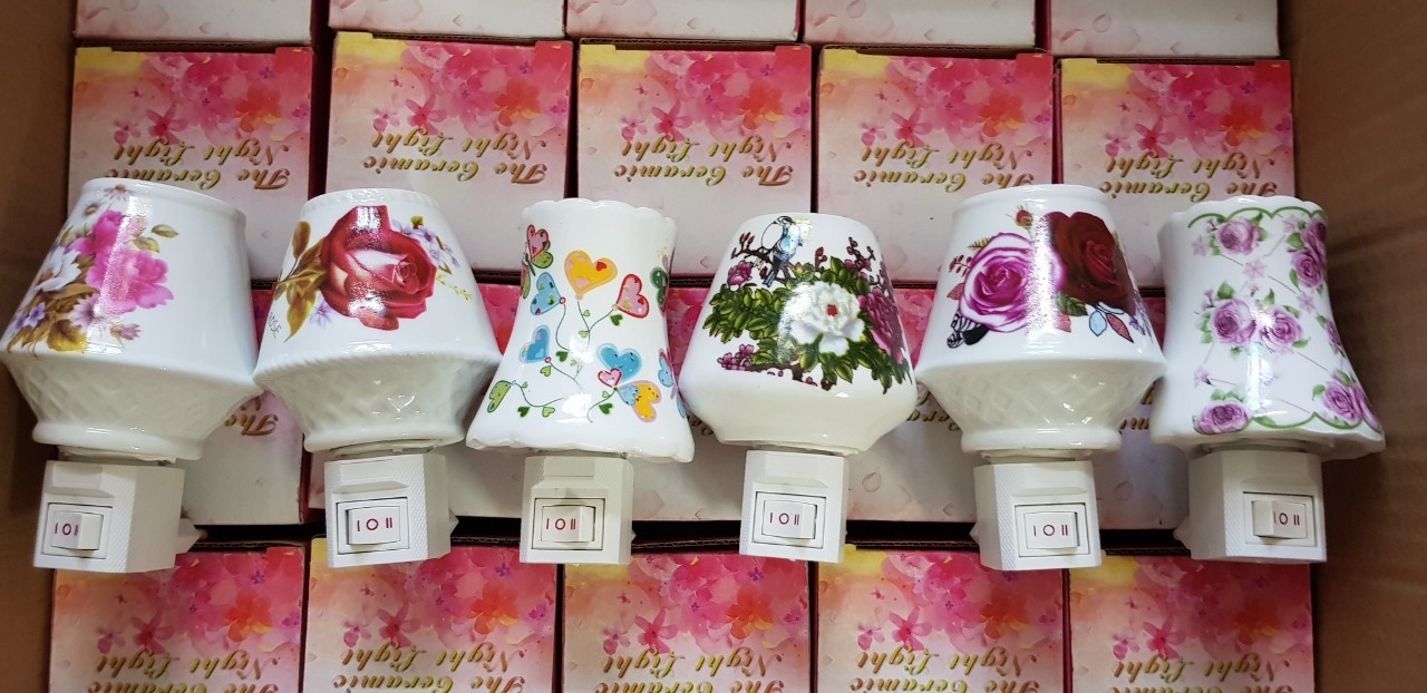 Đèn ngủ xông tinh dầu cắm tường, gốm sứ (kiểu ngẫu nhiên)