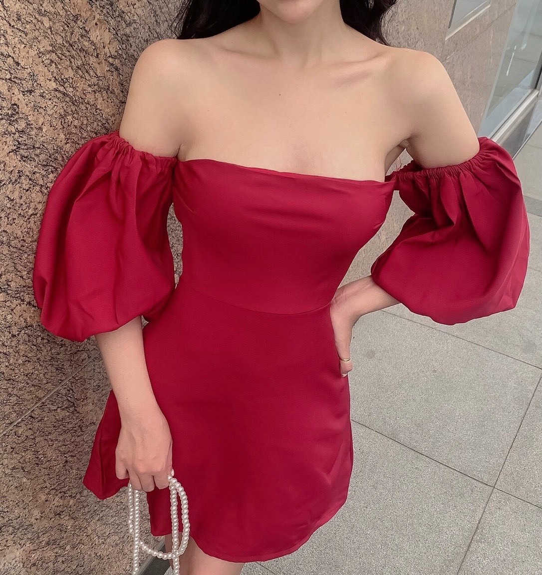 Đầm đỏ cúp ngực rớt vai tay phồng