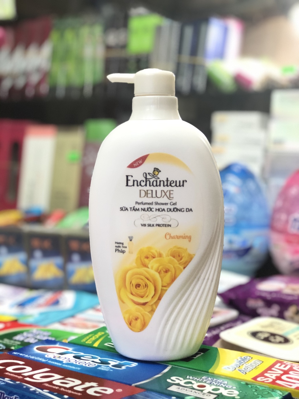 SỮA TẮM HƯƠNG NƯỚC HOA DƯỠNG DA ENCHANTEUR 650G