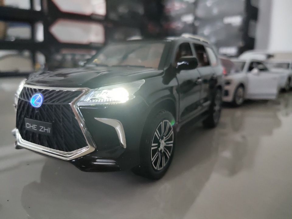Xe mô hình Lexus LX570, tỉ lệ 1:24, màu đen