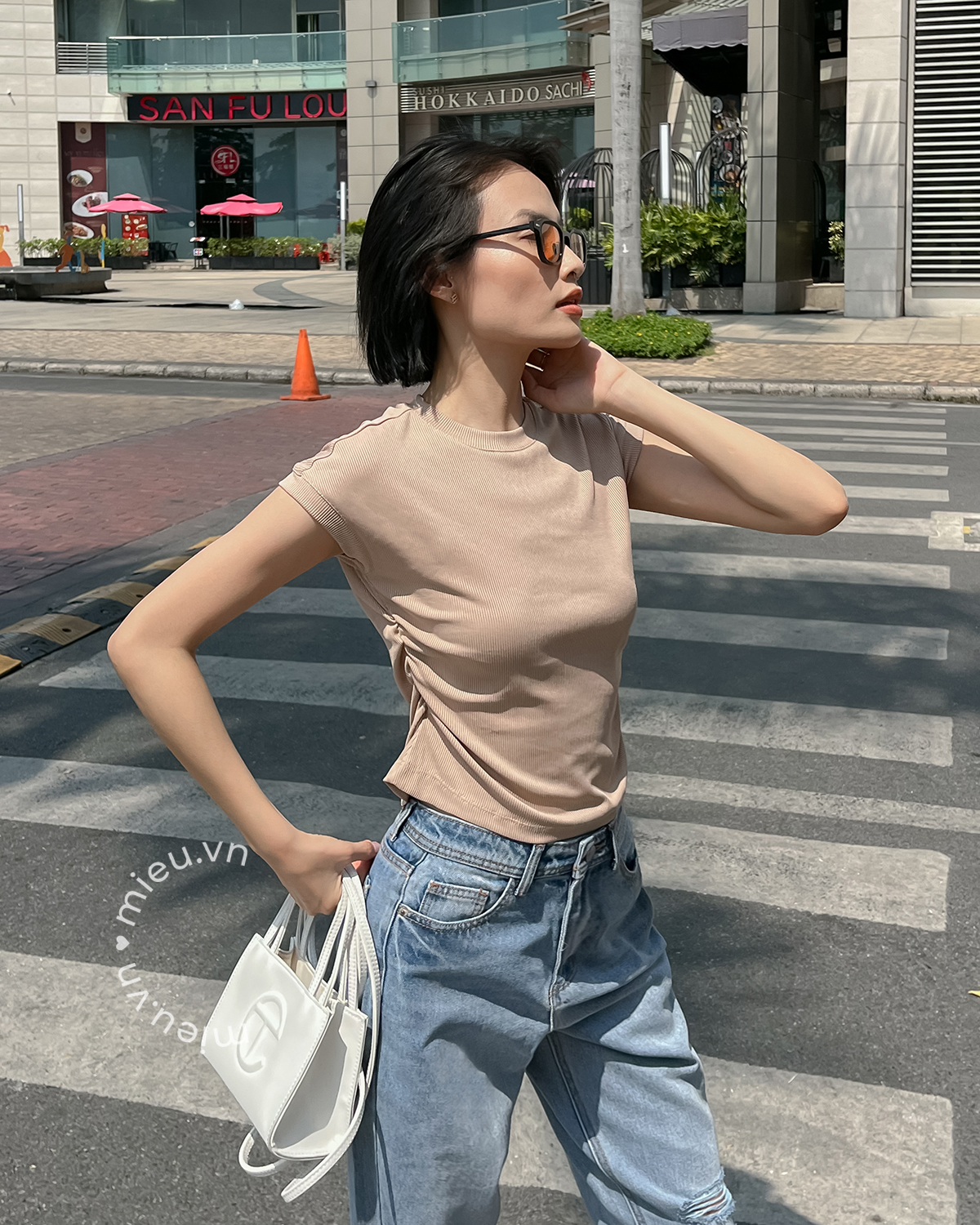 Áo thun nữ kiểu basic nhún hai bên eo MIEU - KJ04