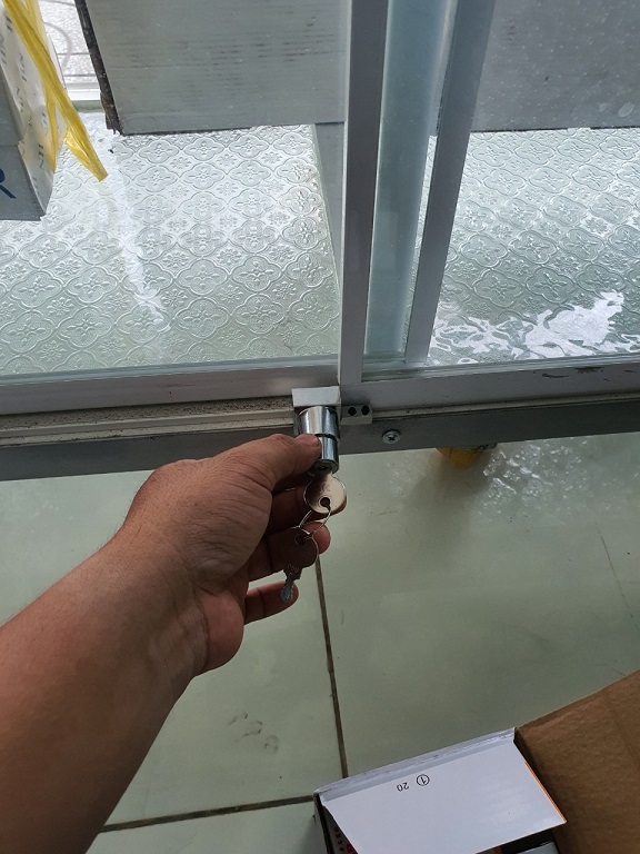 Khóa nhấn cửa lùa tủ kiếng một chiều Hammered