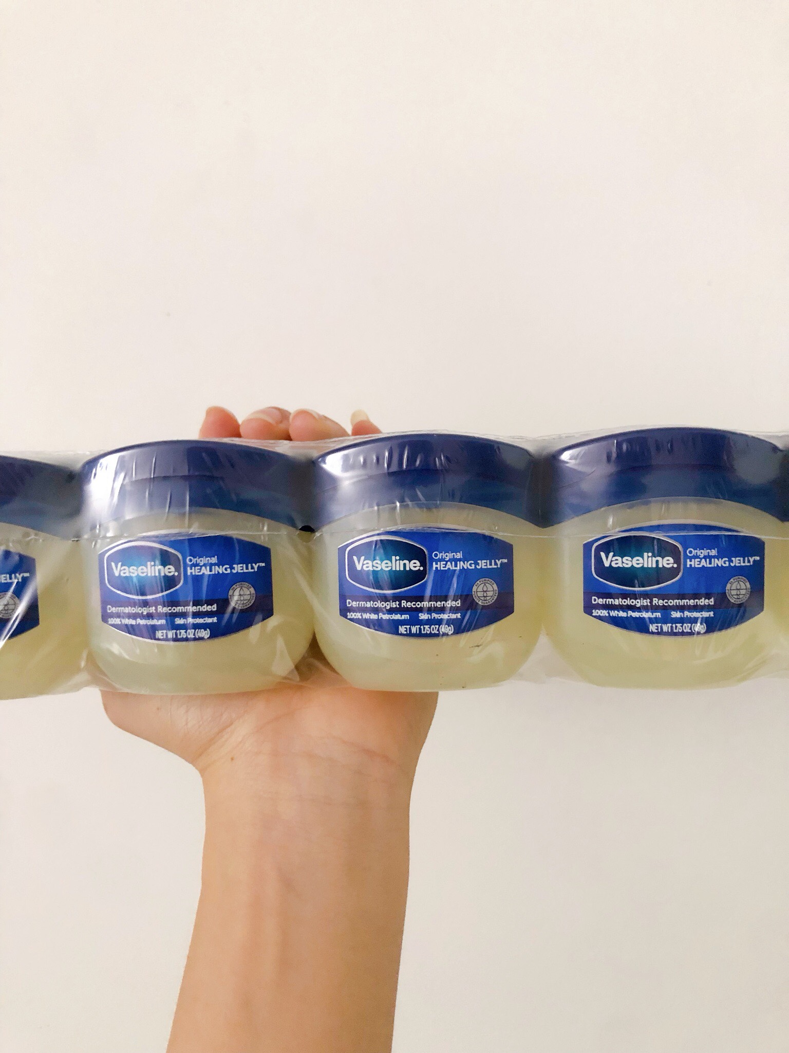 Dưỡng môi Vaseline 49g USA