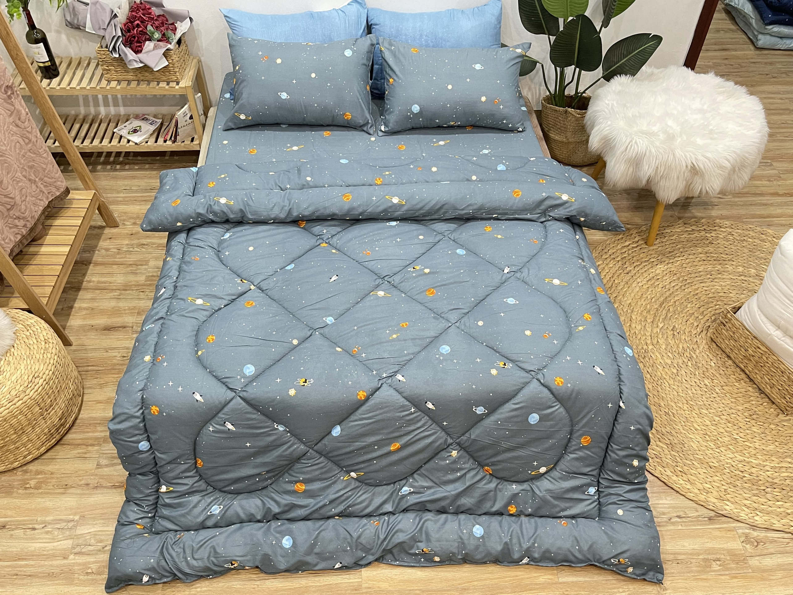 Bộ Chăn Phao 5 Món Mẫu Hoạ Tiết Vũ Trụ P64 ( Gồm 1 chăn phao, 1 ga bo chun, 2 vỏ gối nằm và 1 vỏ ôm )