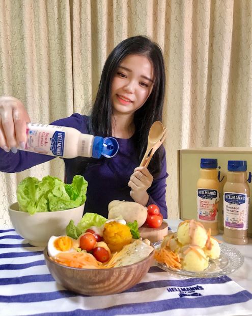 HELLMANN’S Smoky Caesar Salad Dressing 210ml
