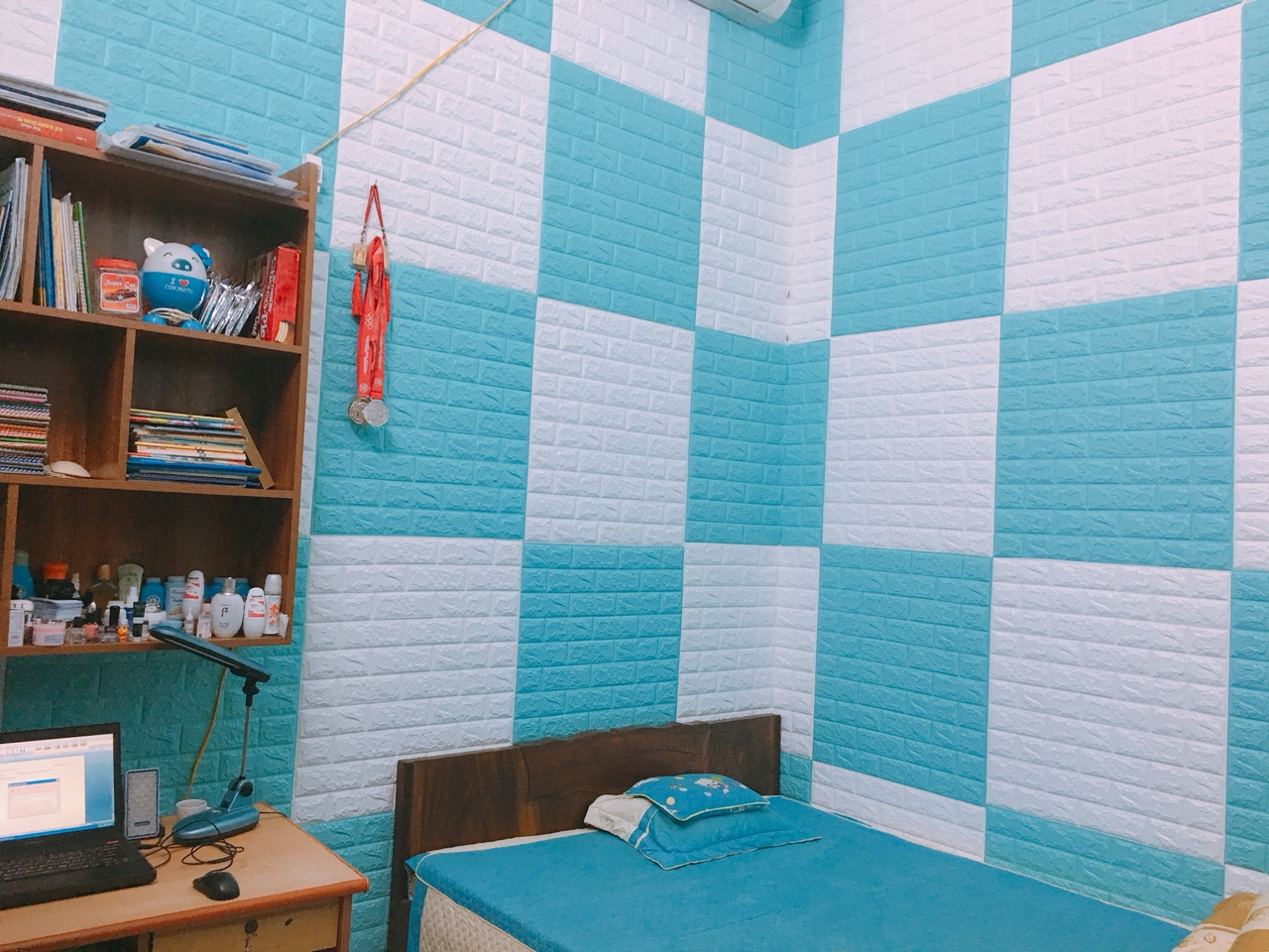 Với kiểu dáng 3D sống động, xốp dán tường có thể giúp tạo ra một không gian độc đáo và ấn tượng cho phòng ngủ của bạn. Bằng việc sử dụng chất liệu xốp cao cấp, bạn sẽ được trải nghiệm cảm giác thư giãn và êm ái mỗi khi tiếp xúc với bức tường.