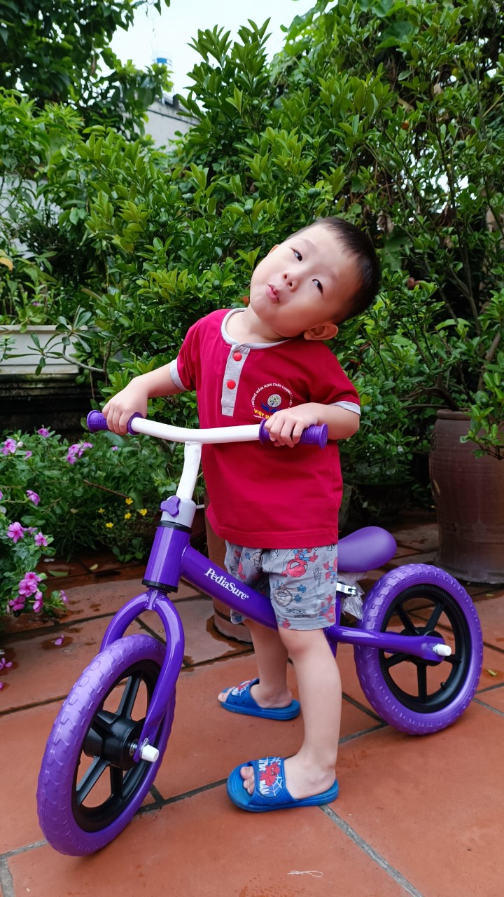 xe chòi chân thăng bằng 2 bánh pediasure cho bé freeship hkm sữa pediasure
