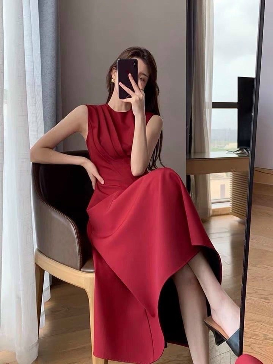 Đầm đỏ cổ tròn xếp li xéo