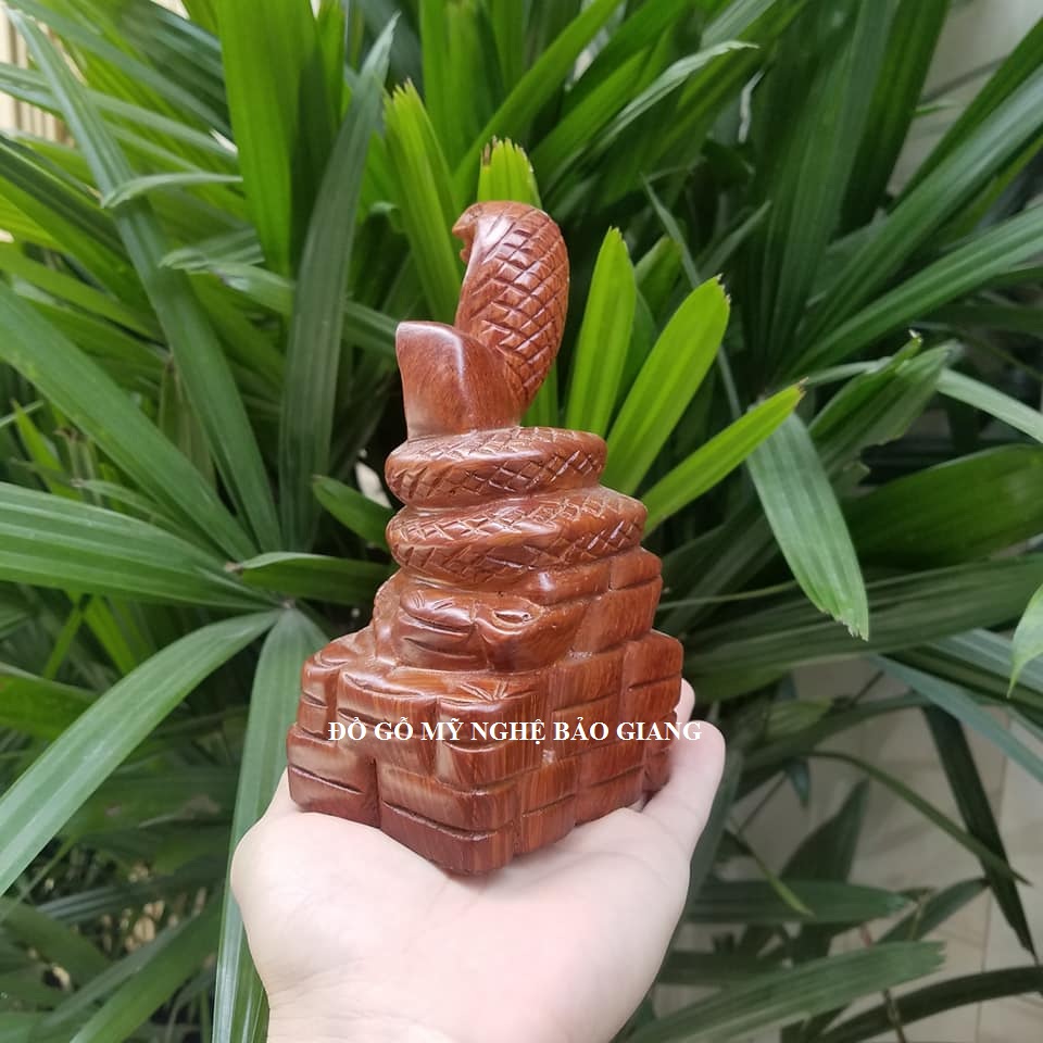 Tượng con rắn gỗ hương