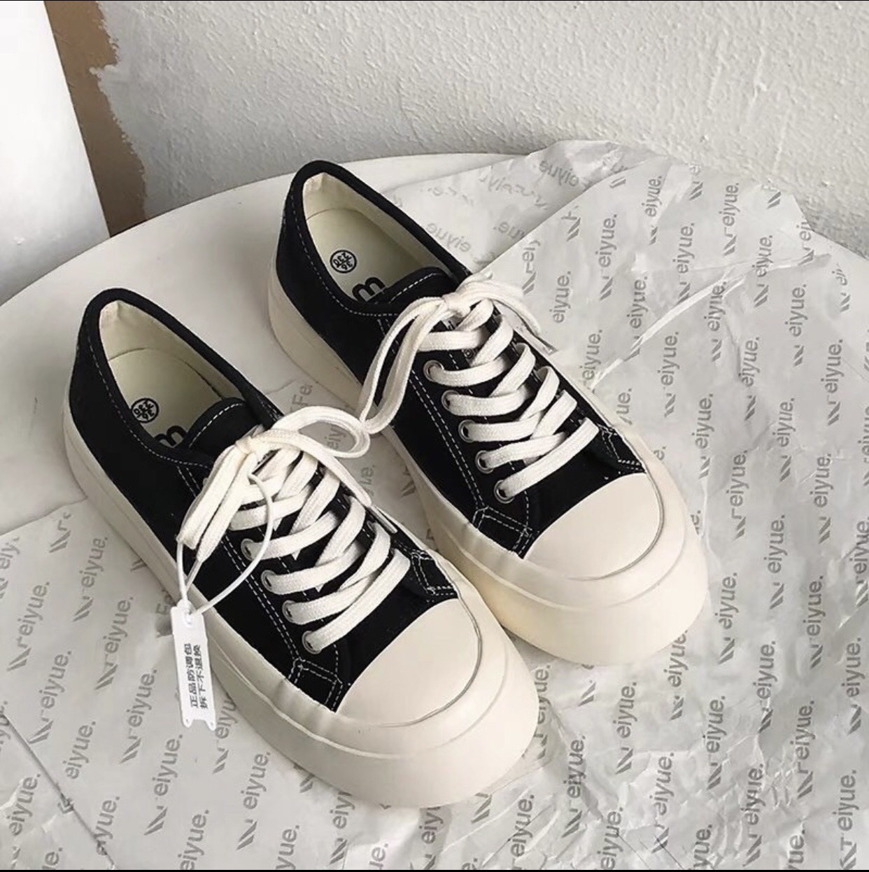 Giày sneaker nữ đế độn CV dánh trơn cột dây