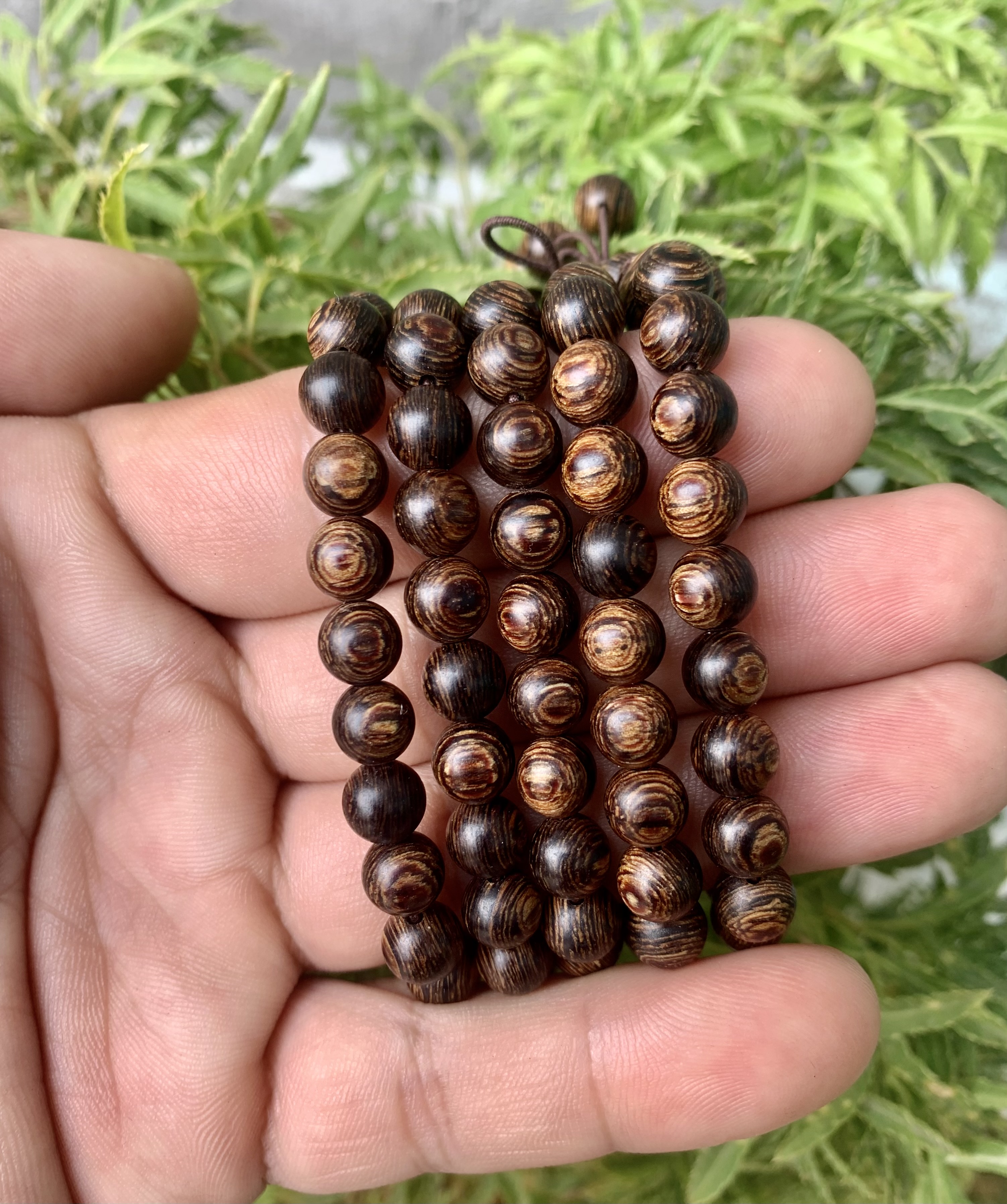 Vòng tay trầm hương chuỗi tràng hạt mang lại cảm giác bình yên cho cuộc sống và tâm hồn 108 hạt trầm sánh chìm shop trầm hương bảo anh