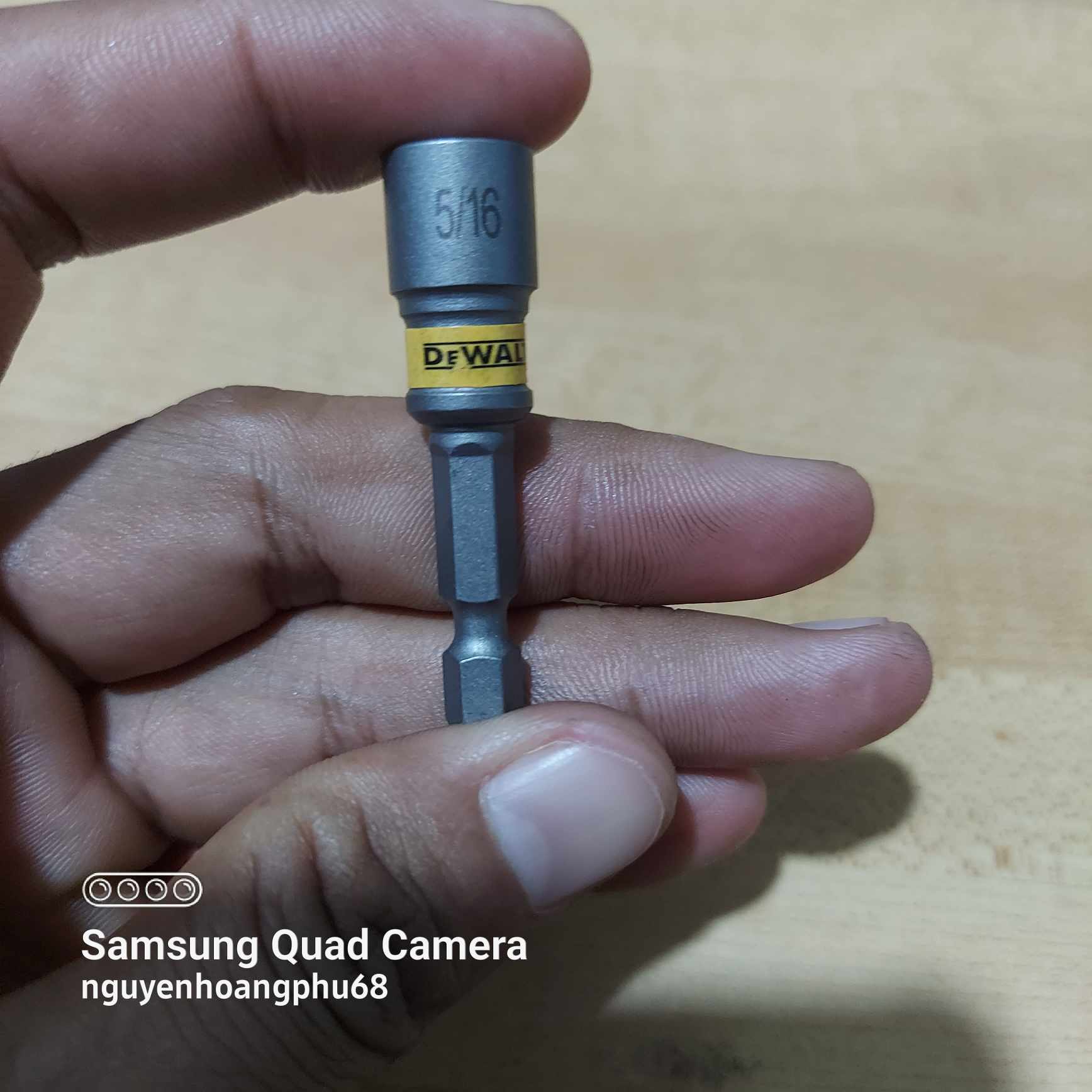 Đầu bắn tôn dewalt 8mm 5/16
