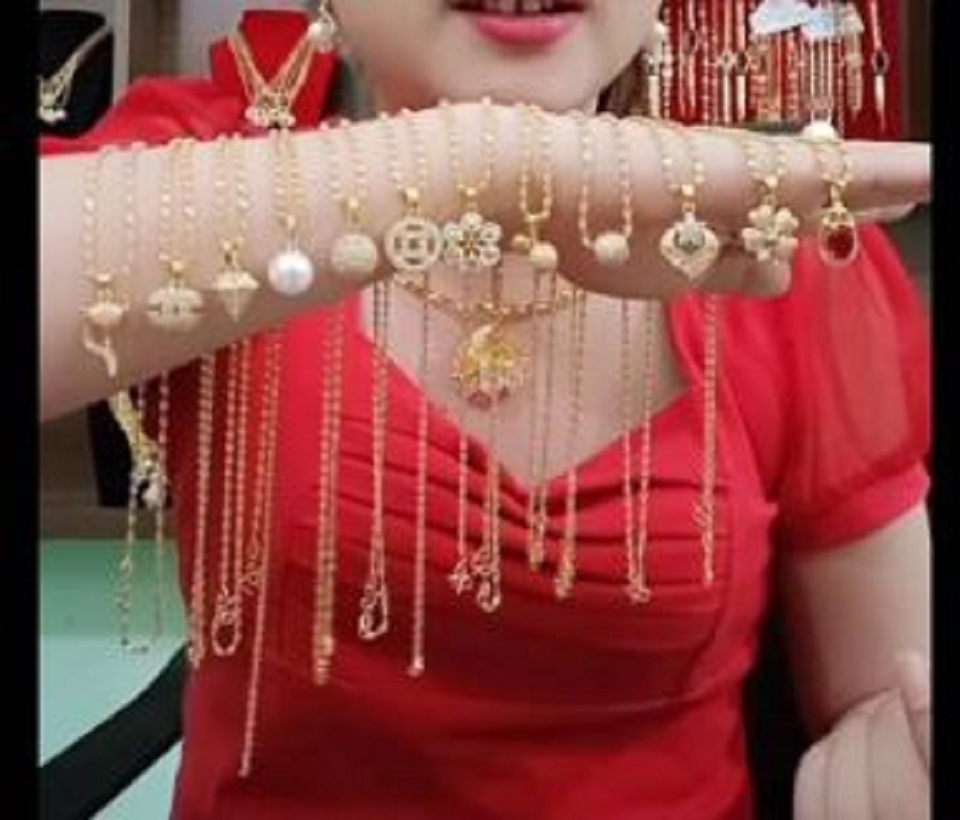 dây chuyền và mặt đồng giá