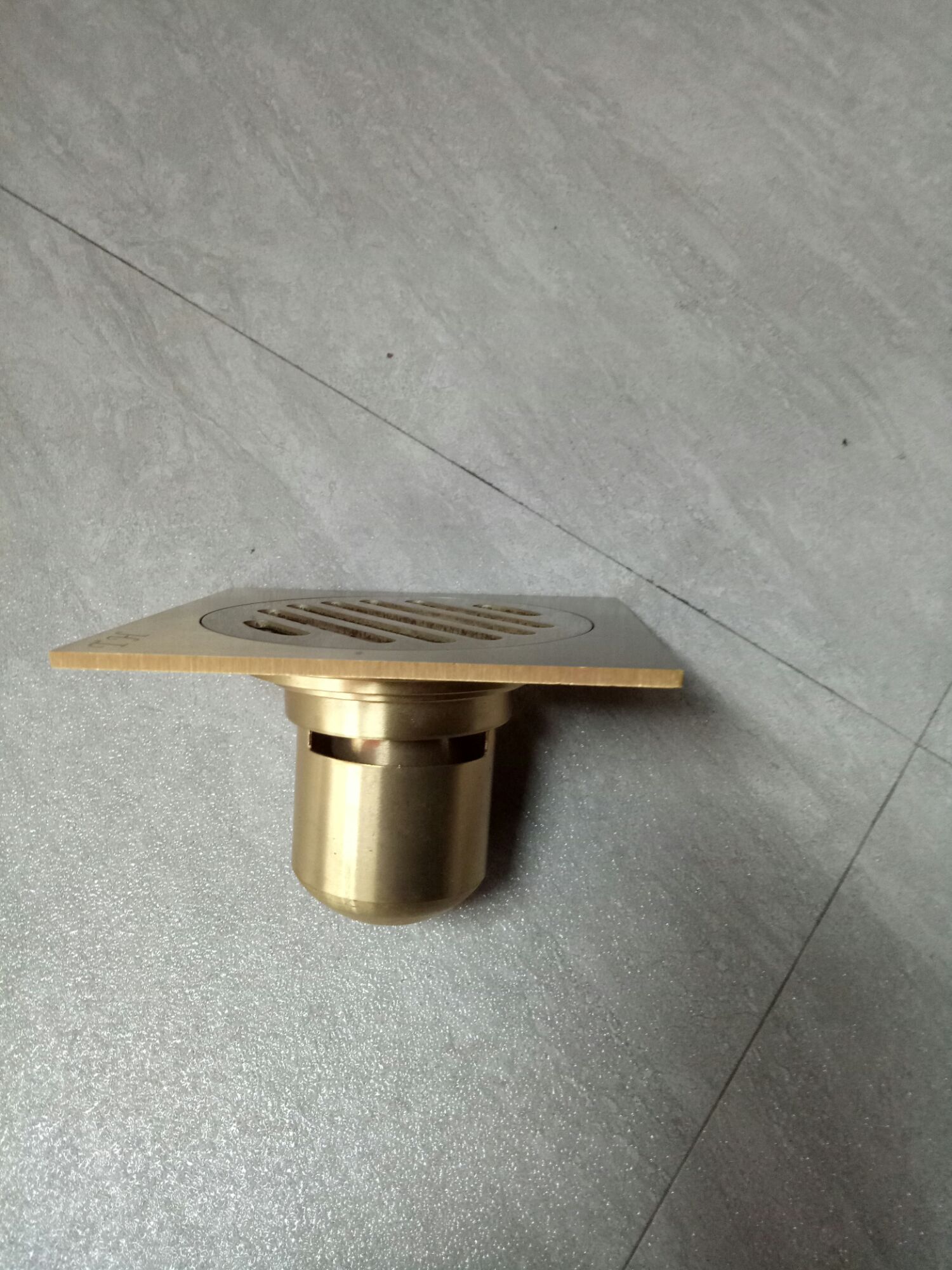 Thoát sàn ngăn mùi đồng mặt 12cm × 12cm cao cấp