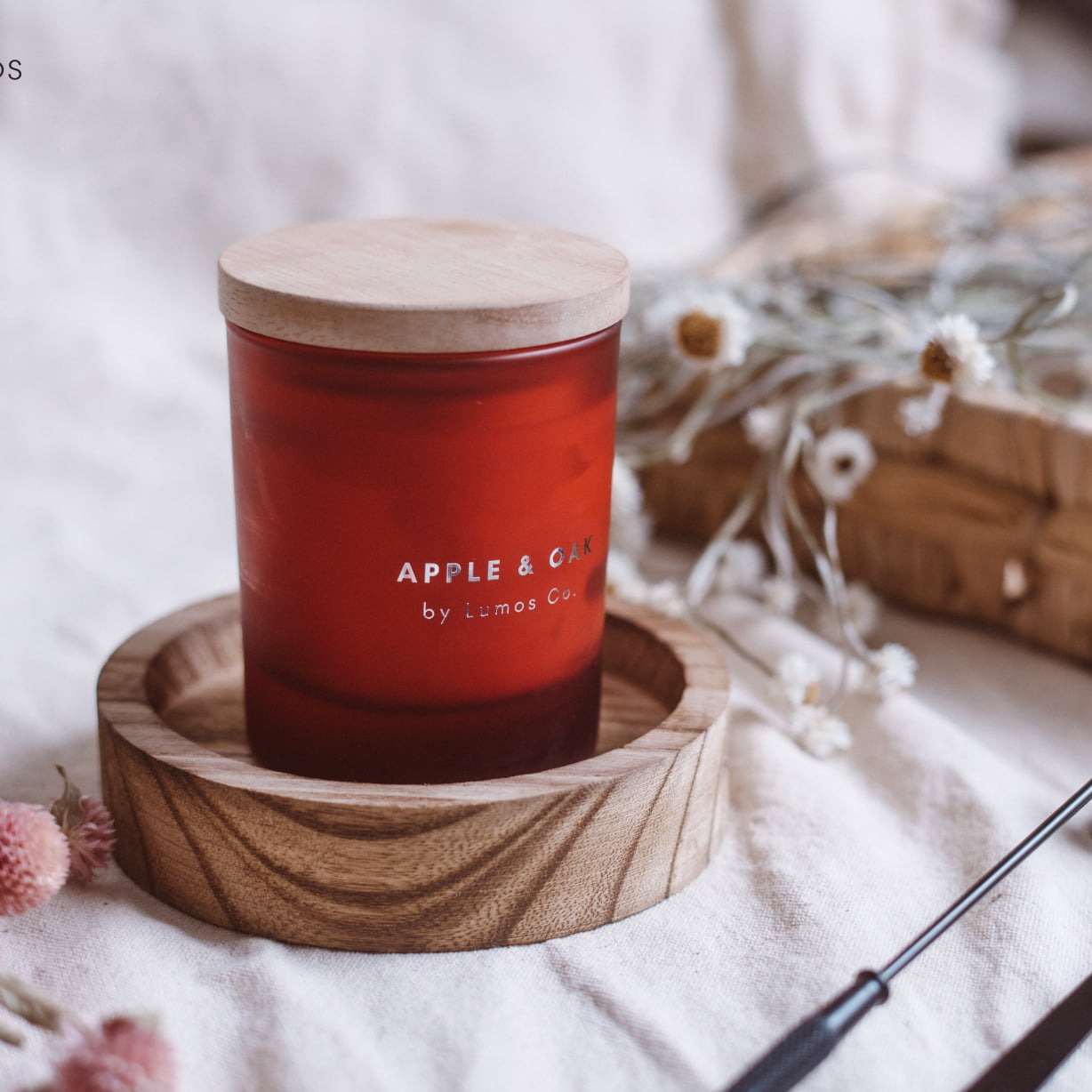 Nến thơm Apple & oak (Lumos) - 6.6 oz (185g)