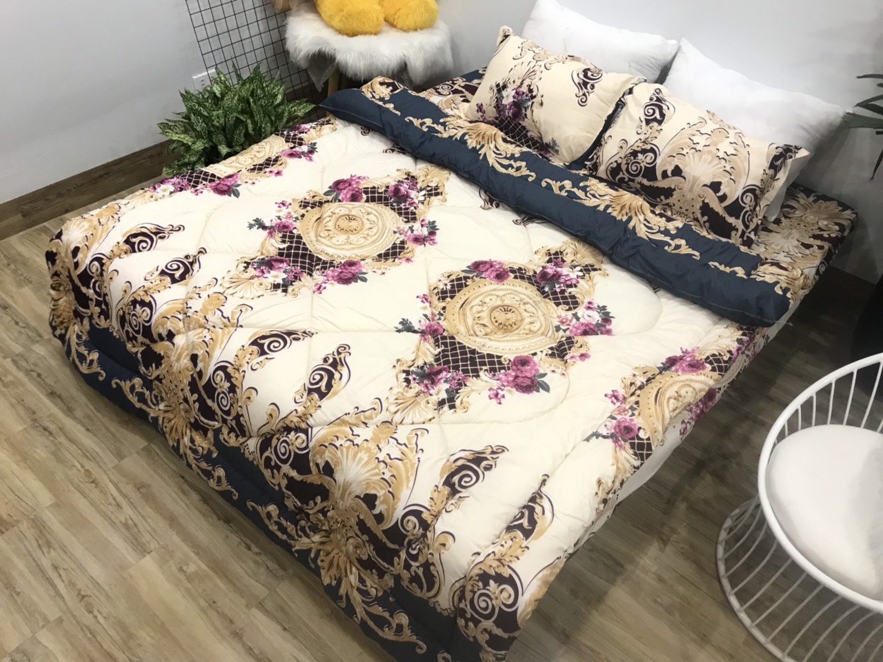 Bộ Chăn Ga Gối Cotton Poly Mẫu Hoàng Gia Trắng Họa Tiết Cực Đẹp, Chất Liệu Cotton Poly Siêu Mềm Mịn, Thấm Hút Mồ Hôi, Không Phai Màu, Có Thể Giặt Máy