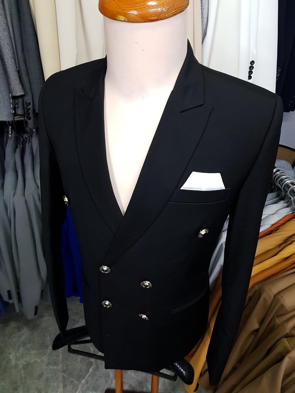 Áo vest nam màu đen kiểu 6 nút phong cách