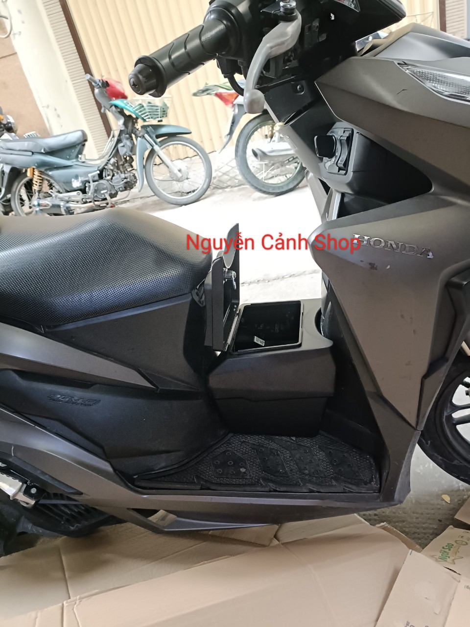 Thùng Giữa -Xe Tay Ga-thùng đựng đồ tiện lợi màu đen