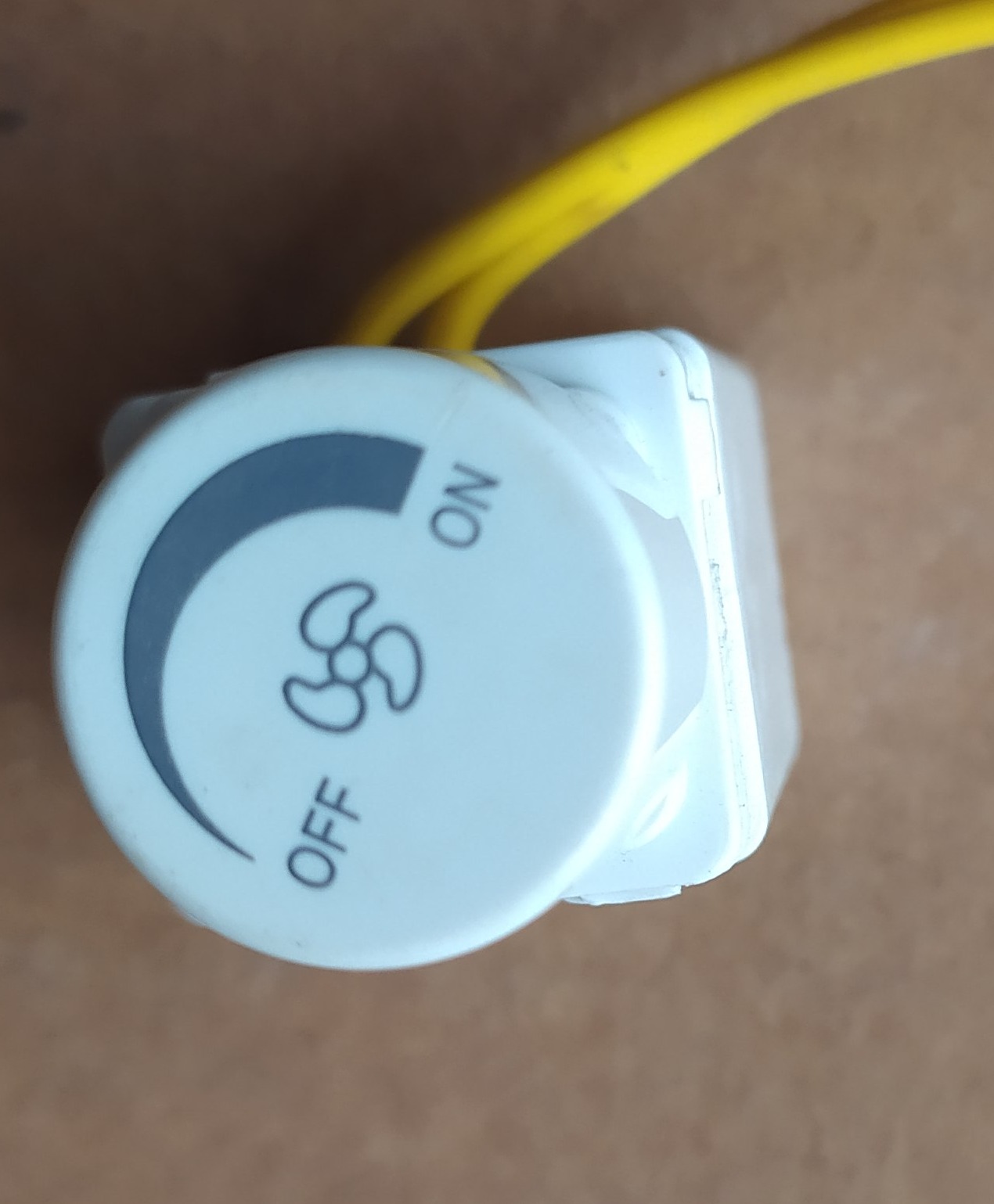 CHIẾT ÁP VUÔNG ( QUẠT VÀ ĐÈN) LiOA