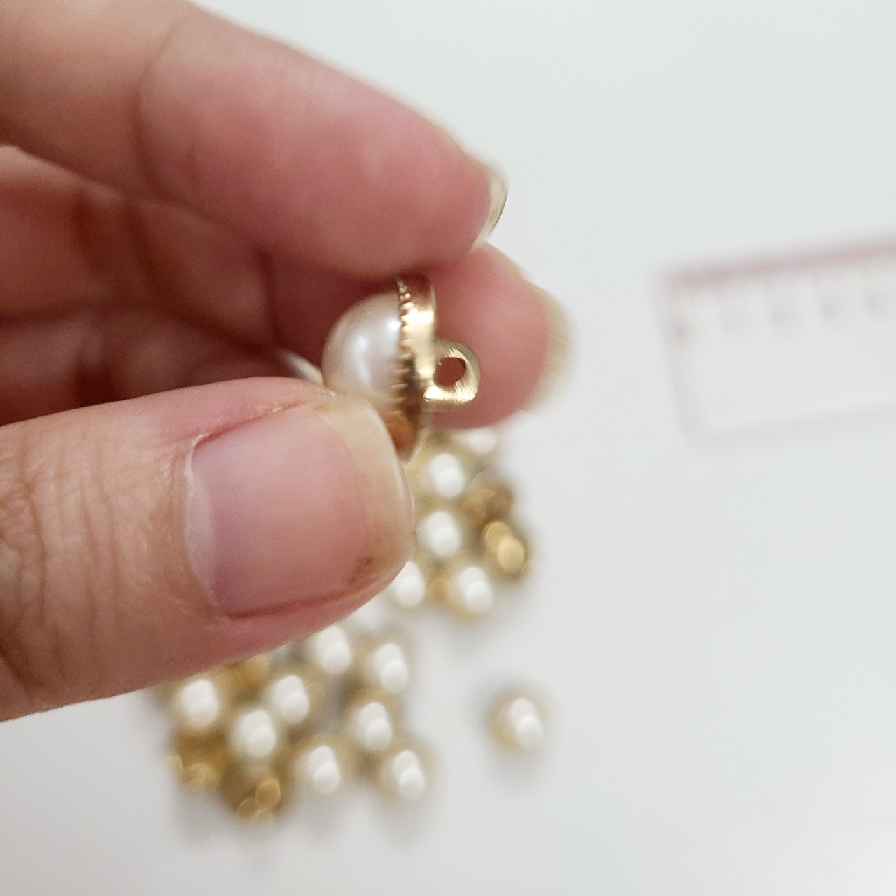 Cúc áo ngọc  trang trí lên áo* bảng 1 cm *12k- 5 nút