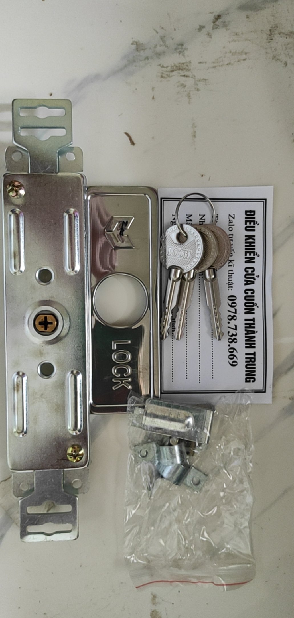 Khóa cửa cuốn tấm liền chìa 4 cạnh