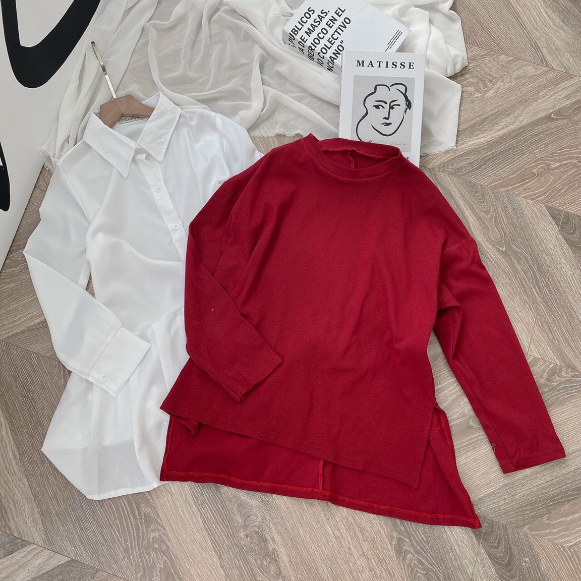 Set đầm sơ mi trắng kèm khoác áo đỏ