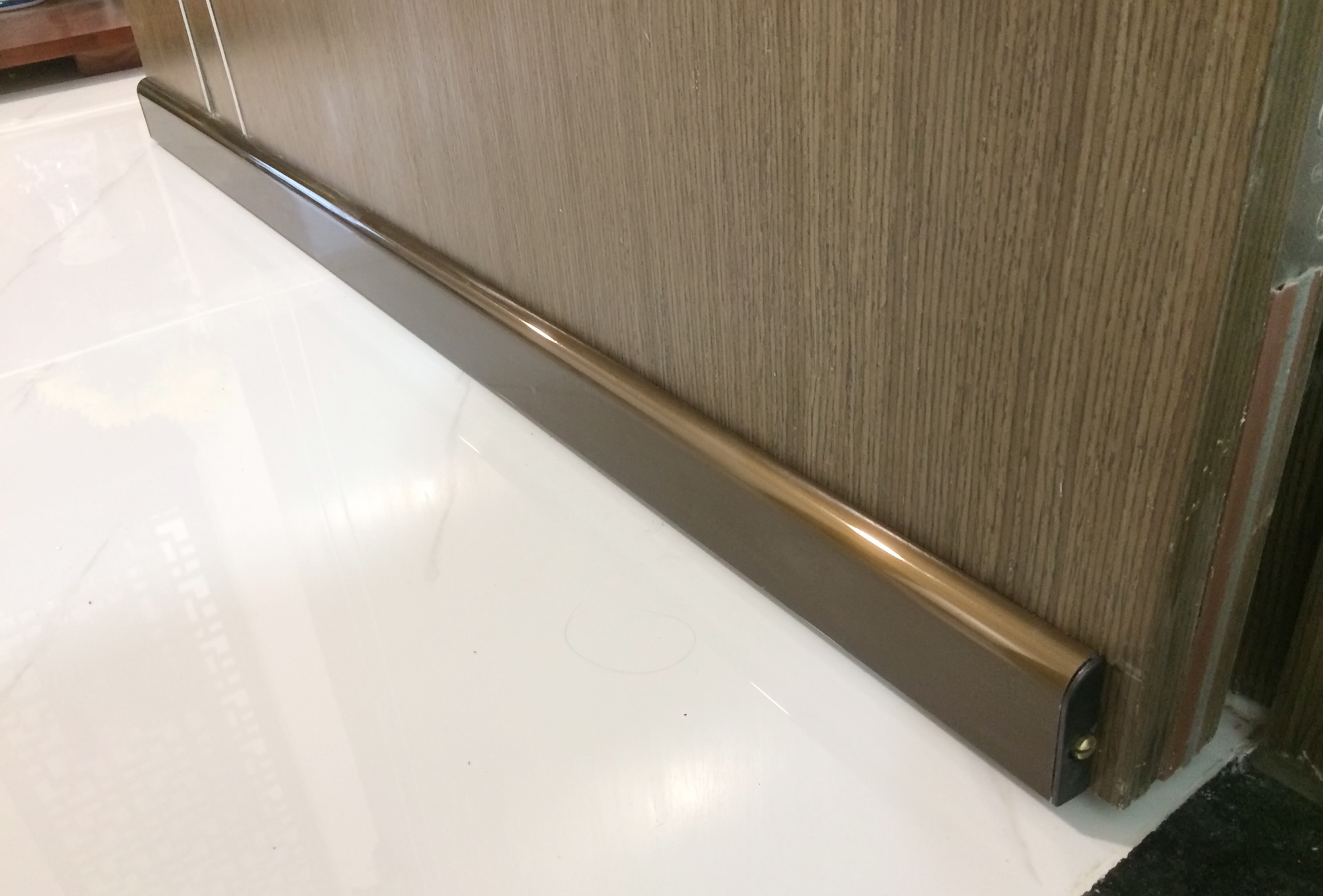 Thanh chặn khe cửa tự động RAVO