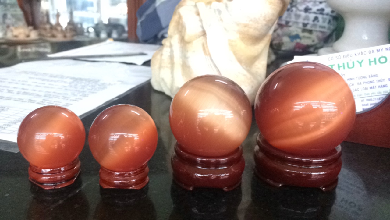 Cầu phong thủy đá mắt mèo đỏ - Đường kính 3,5cm; 4,5cm; 5,5cm