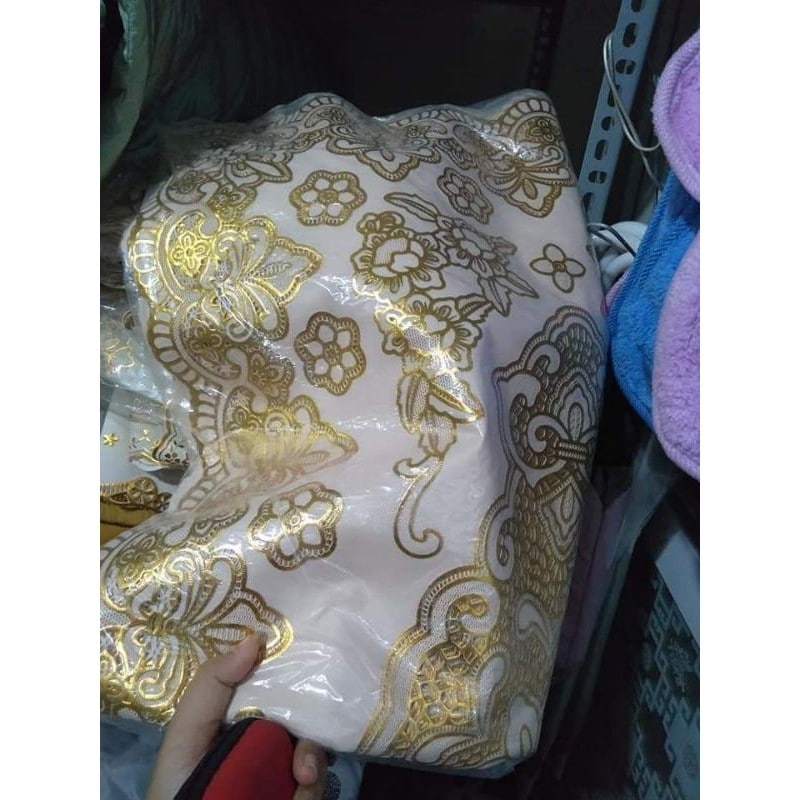 khăn ren trải bàn dưới kính