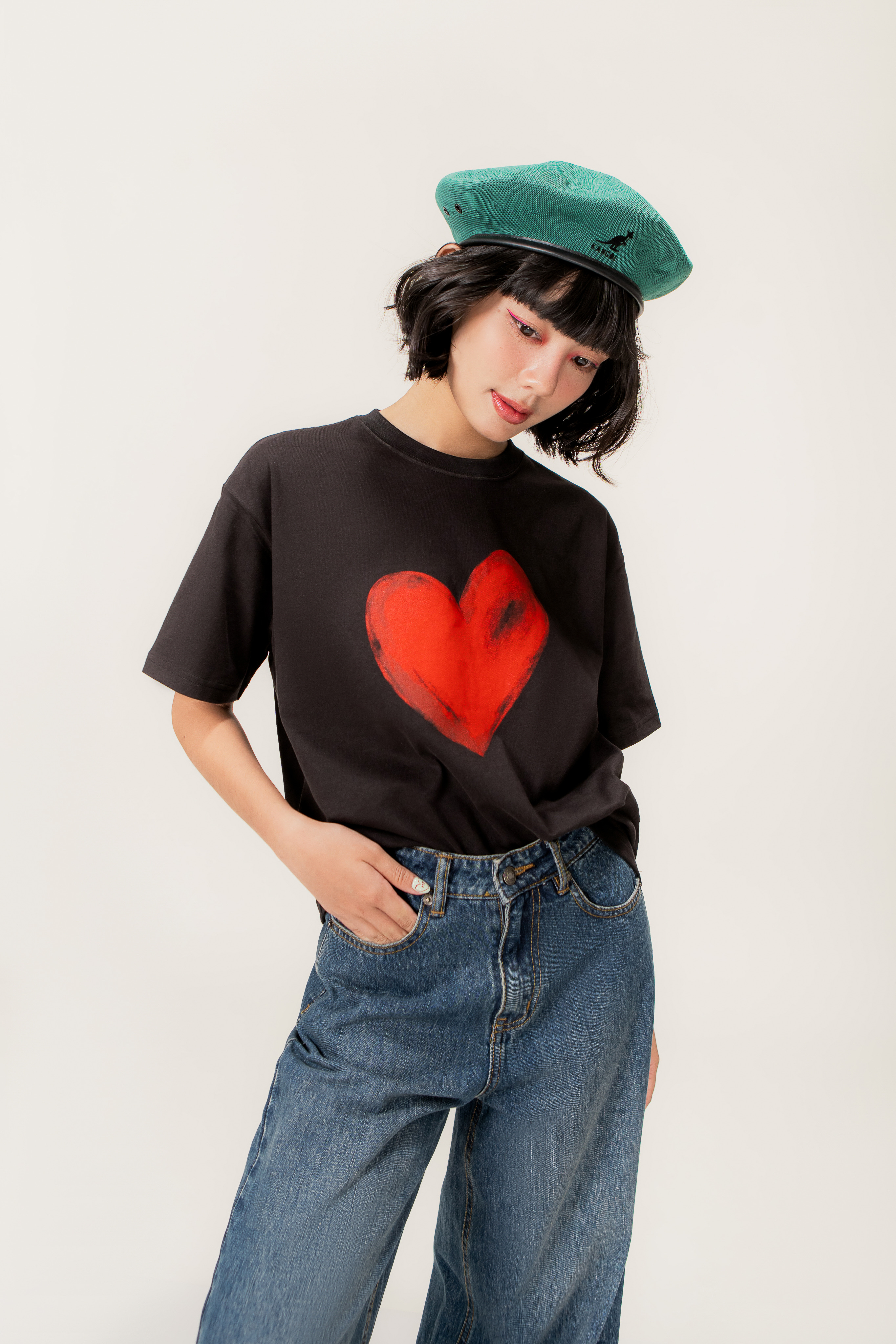 LIBÉ - Áo thun đen oversized tay ngắn in hình trái tim đỏ